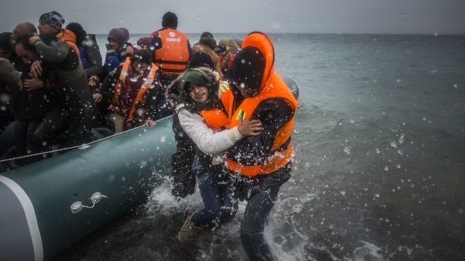 Migrant crisis: EU threatens Greece over border controls