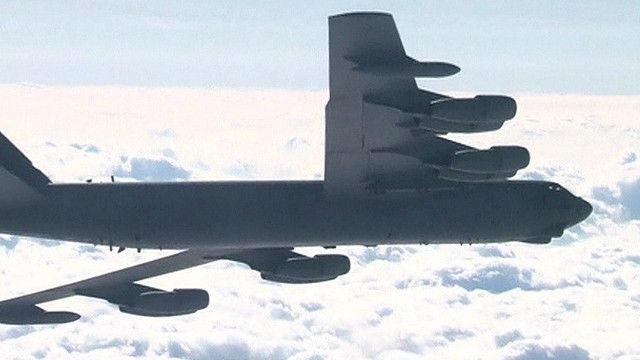 En una demostración de fuerza, un bombardero B-52 de EE.UU. hace un vuelo en Corea del Sur - Video