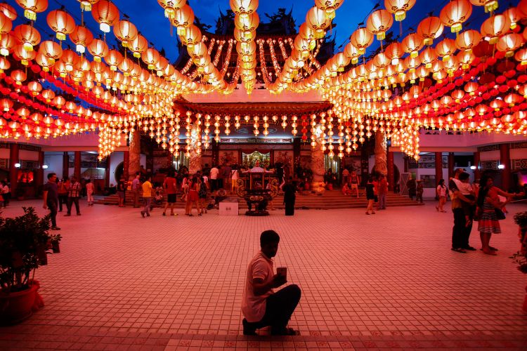 Fireworks and dragon dances usher in Year of the Monkey - PHOTOS