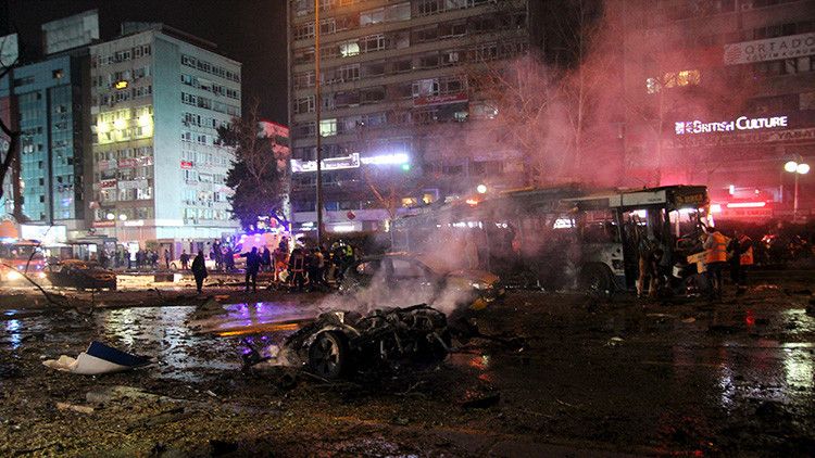 Al menos 27 muertos y 75 heridos por un coche-bomba en el centro de la capital turca - FOTO - Video