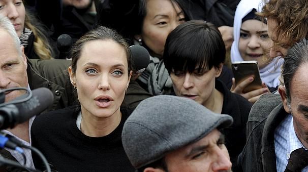 Angelina Jolie Yunanistan’da sığınmacılarla birlikte - VİDEO