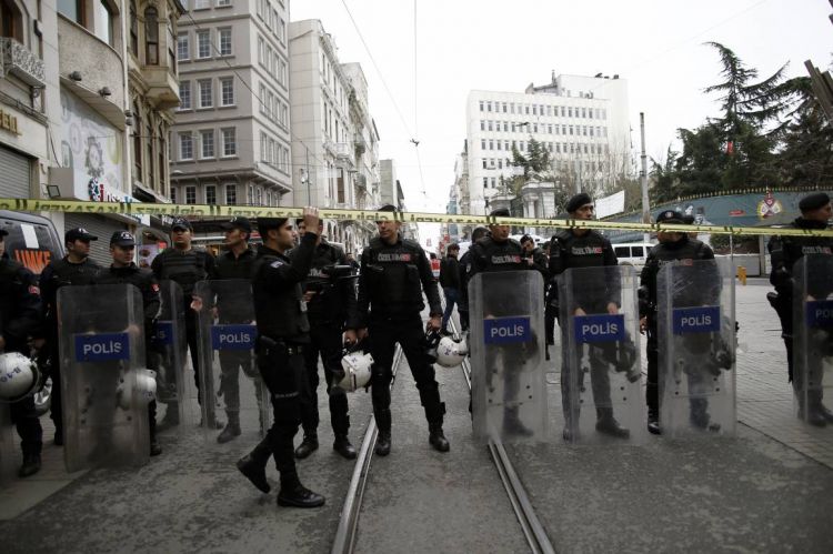 Cinco muertos y 36 heridos en un atentado suicida en el centro de Estambul