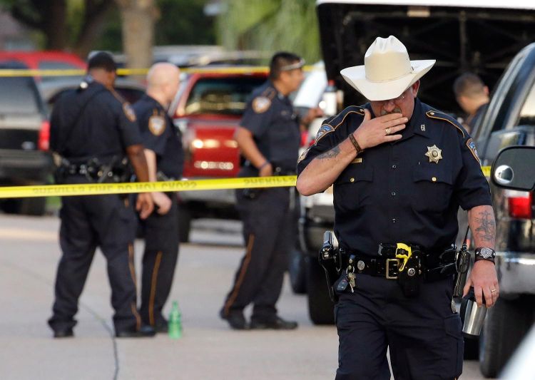 Un hombre vestido de policía mata a una instructora de 'fitness' en una iglesia de Texas - Video