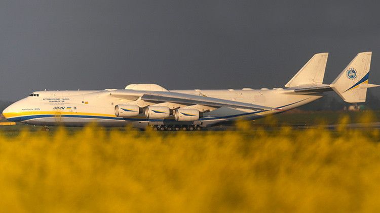 El gigante soviético: el avión más grande del mundo aterriza en Australia - Video