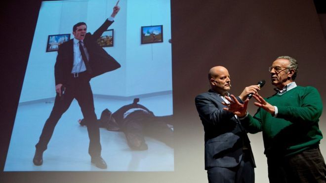 Büyükelçi Karlov'a suikast anının karesi: - Yılın Fotoğrafı ödülü jüriyi böldü...