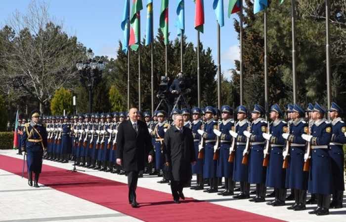 Ilham Aliyev recibe a su homólogo kazako