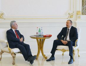 Ilham Aliyev,el presidente de la República de Azerbaiyán admite al expresidente austríaco