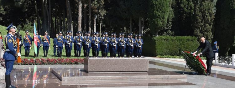 Ilham Aliyev visita la tumba de Haydar Aliyev