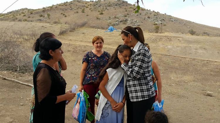 Millət vəkili Q.Paşayeva ön cəbhədə yaşayan kənd sakinlərinin Qurban bayramını təbrik edib - FOTOLAR