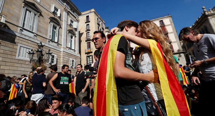 Katalonya'da binlerce öğrenci sokakta, Puigdemont'un konuşması iptal edildi