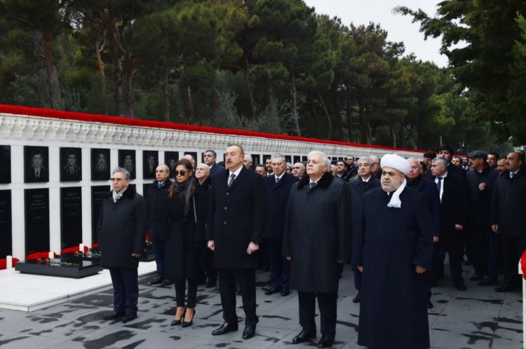 Azerbaijani president, first lady pay tribute to martyrs