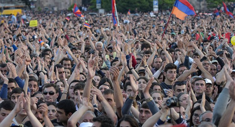 Ermenistan yeni başbakanını 1 Mayıs'ta seçecek, protestoların lideri Paşinyan aday gösterilebilir