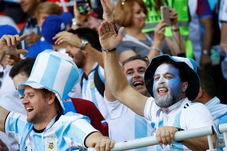 Argentinos se ajustan el cinturón en la Copa del mundo ante desplome del peso