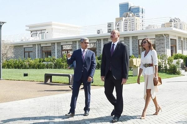 Ilham Aliyev y Mehriban Aliyeva en la apertura del complejo del parque deportivo y de entretenimiento  en Bakú