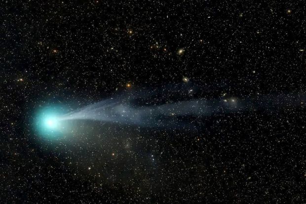 Поток солнечной плазмы оторвал хвост "дьявольской" комете Понса-Брукса - ФОТО