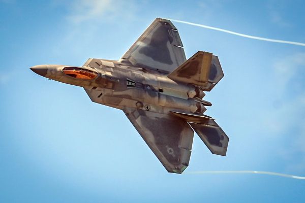 США перебрасывают F-22 ближе к Ирану
