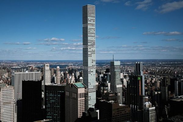 В Нью-Йорке рассыпается 102-этажный небоскреб